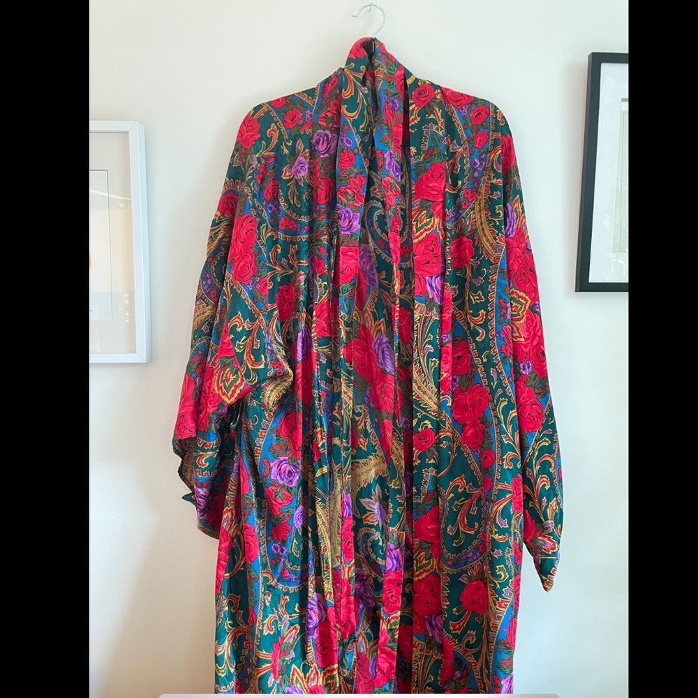 VINTAGE - 90s 100% silk gold label floral Victoria’s Secret robe